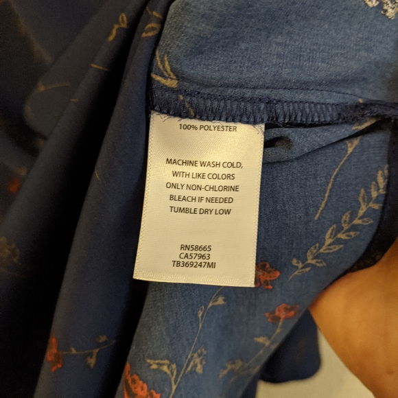 Treasure & Bond bell sleeve Navy floral rose print blouse EUC Large - Picture 4 of 9